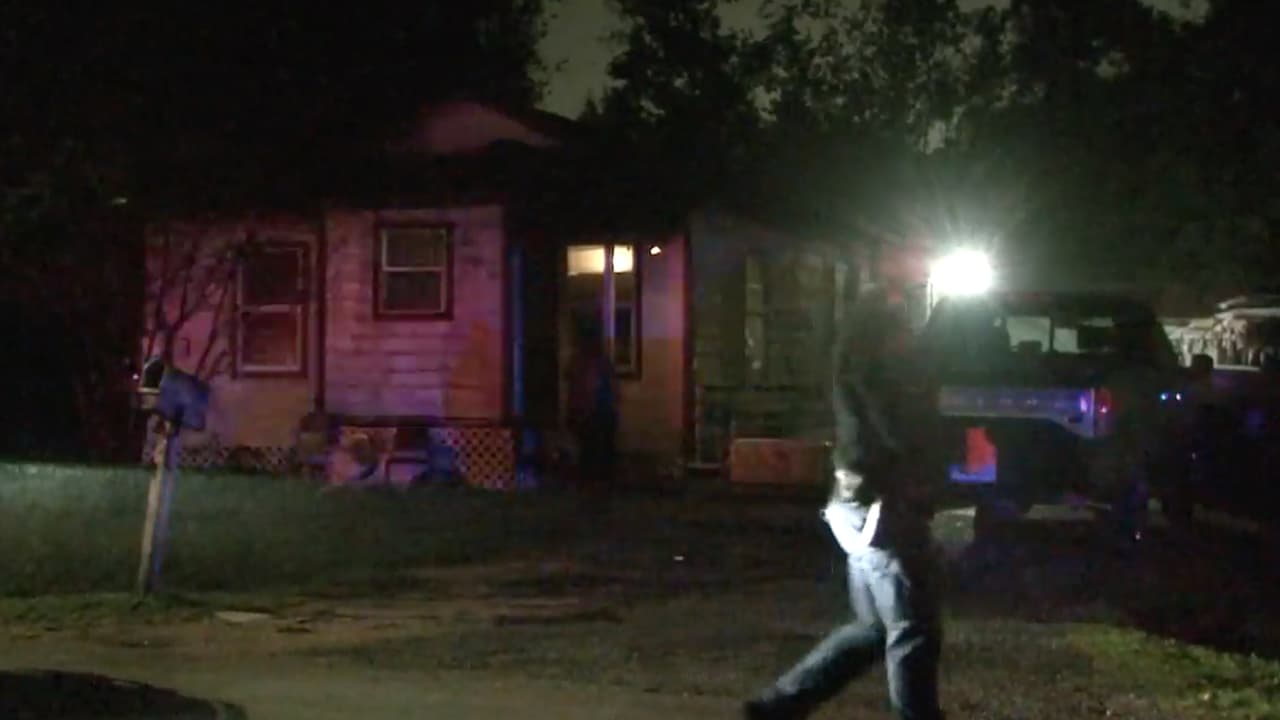 Las otras personas que estaban en la casa se encerraron en un cuarto temiendo por su vida y estuvieron ahí por casi media hora hasta que se aseguraron de que el sospechoso se había ido, fue cuando hicieron el reporte con la policía.