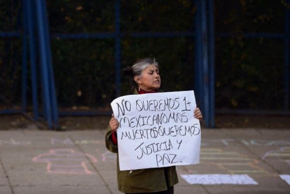 Aquí un inconforme frente la embajada de Estados Unidos, en la Ciudad de México.