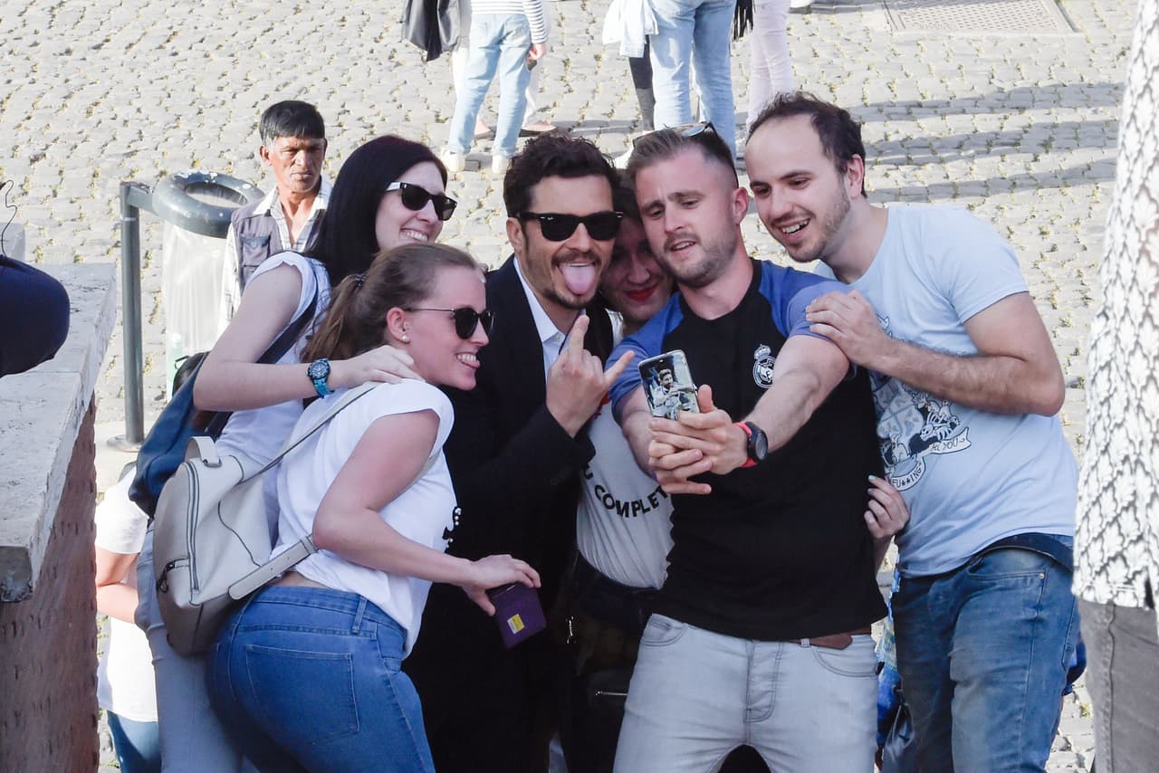 Principalmente Orlando Bloom se dio vuelo complaciendo a los turistas que lo reconocían y le pedían la foto.