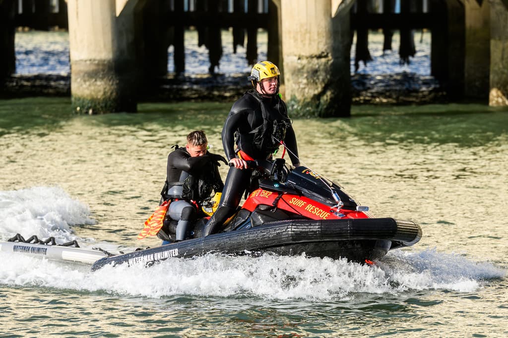 No quedó claro si el accidente ocurrió antes o después de que la familia pudiera realizar la ceremonia. Las identidades de las personas desaparecidas tampoco se dieron a conocer.