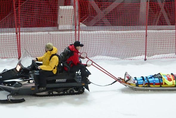 El ruso Mikhail Maksimochkin es evacuado tras ser herido en las pruebas de Salto de esquí en el Centro russki durante los Juegos Olímpicos de Invierno de Sochi.