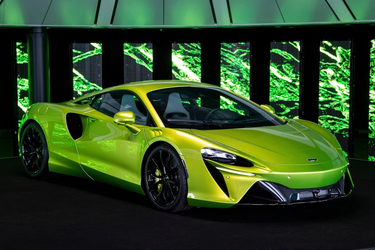 Otra de las características que resalta es su peso en vacío, pues es de tan solo 3,303 libras (1,498 kgs). De hecho, los componentes eléctricos añaden 287 libras (130 kgs), pero el vehículo ahorra en otros elementos como su estructura y el V6 que pesa 110 libras (50 kgs) menos que el V8 de 3.8 litros de la Sports Series.