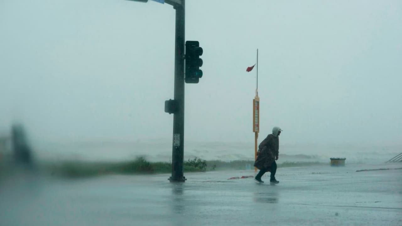 <b>En video: la llegada de Nicholas a la costa de Texas. </b>
<br>
<br>En la isla de Galveston, las ráfagas de viento y las lluvias se intensifican con el pasar de las horas ocasionando fallas en el suministro de energía. Las autoridades y equipos de emergencia permanecen bajo alerta monitoreando la trayectoria del fenómeno meteorológico y reiterando el llamado a la población a permanecer resguardada. 
<b><a href="https://www.univision.com/noticias/huracanes/trayectoria-tormenta-tropical-nicholas">Más información aquí</a></b>.