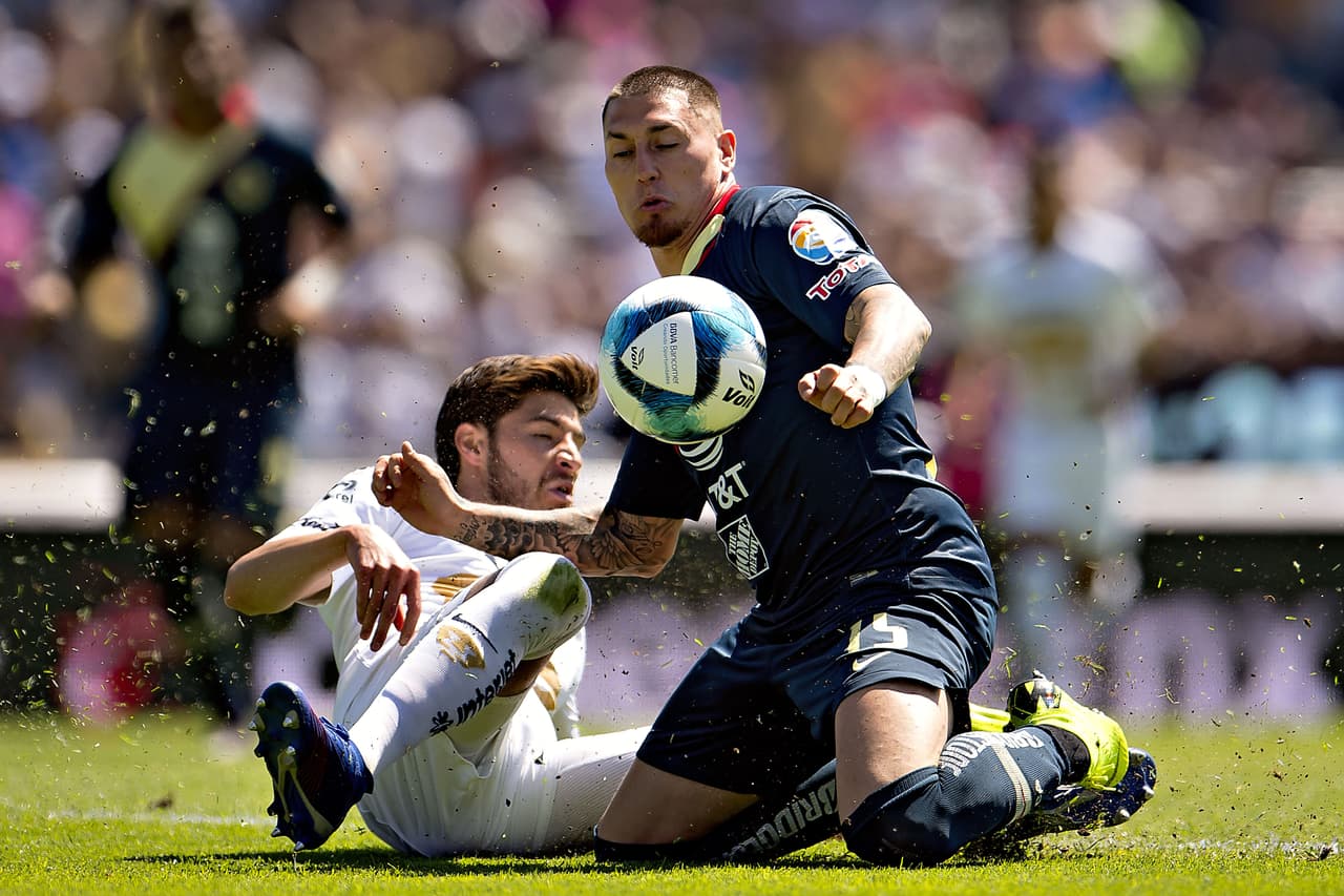 El chileno Nicolás Castillo (izquierda) fue titular con el América, siendo opacado por la marca de Pumas.