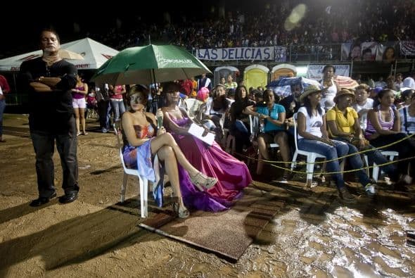 Todas las candidatas a "reinas del pueblo" deben presentar un proyecto de ayuda social al momento de inscribirse a la competencia.