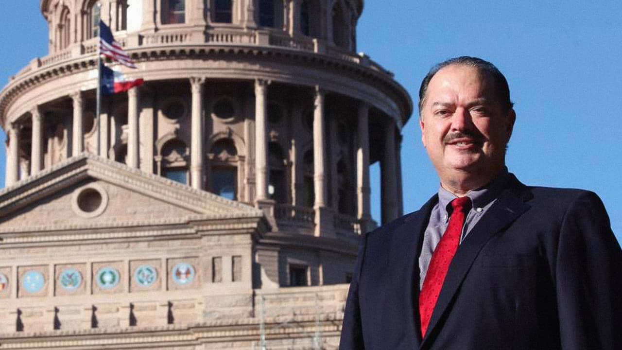 <b>René Olive</b>ira. El representante estatal por el Distrito 37 defendió a la comunidad inmigrante durante la discusión de más de 16 horas sostenida este miércoles en la Cámara Baja. “Si en algo van a tener éxito ustedes es en atemorizar a la comunidad latina y en evitar que víctimas y testigos denuncien crímenes”, declaró.