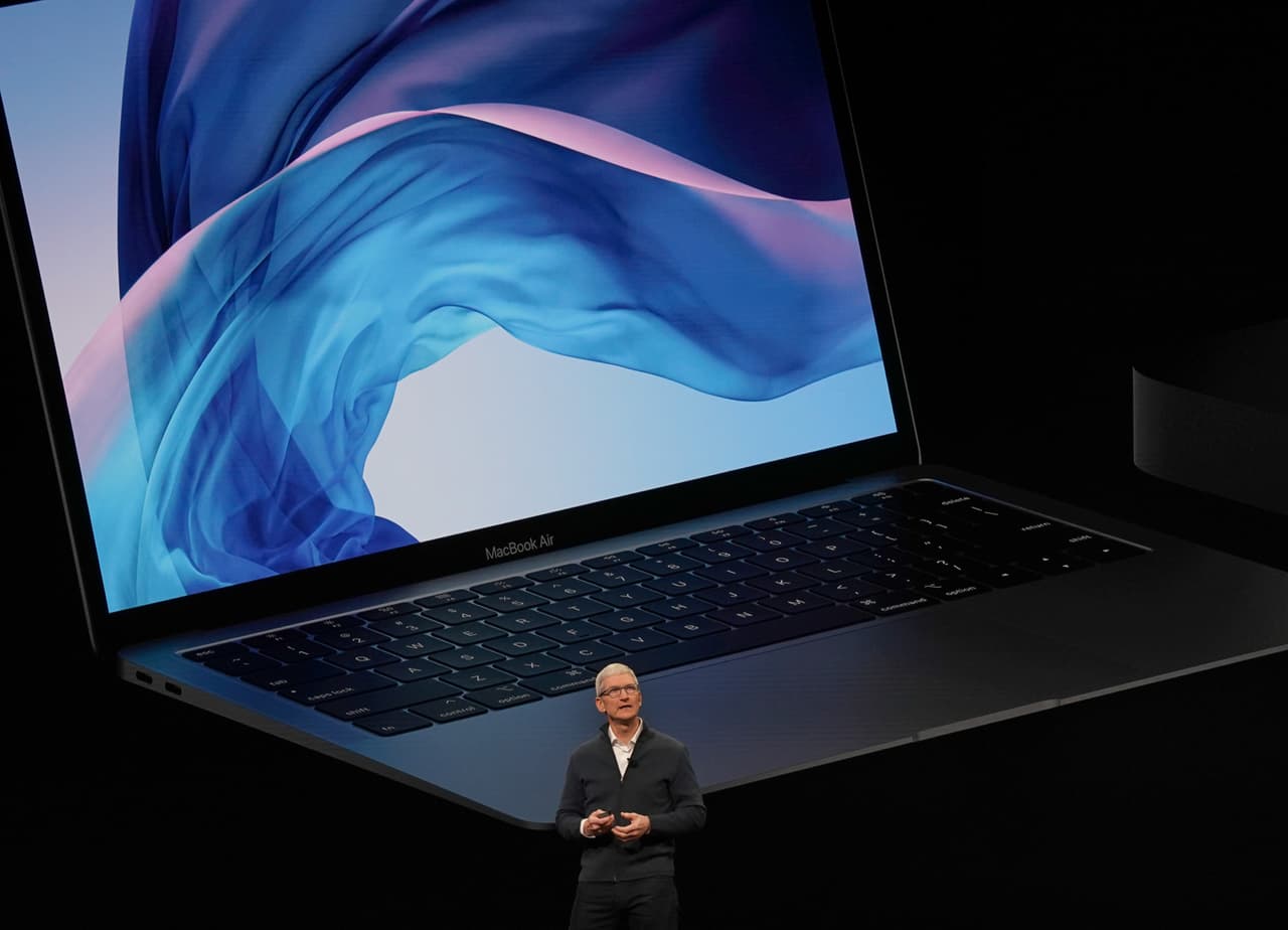 Cook anunció el lanzamiento de una nueva laptop Macbook Air, que trae una pantalla de mayor resolución y marcos más delgados.