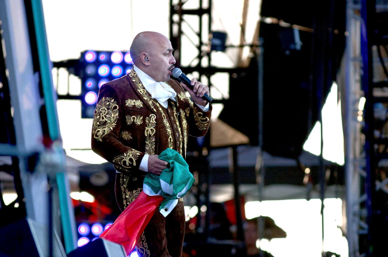 Lupillo Rivera le tiene miedo a los aviones privados, tras la trágica muerte de su hermana Jenni.