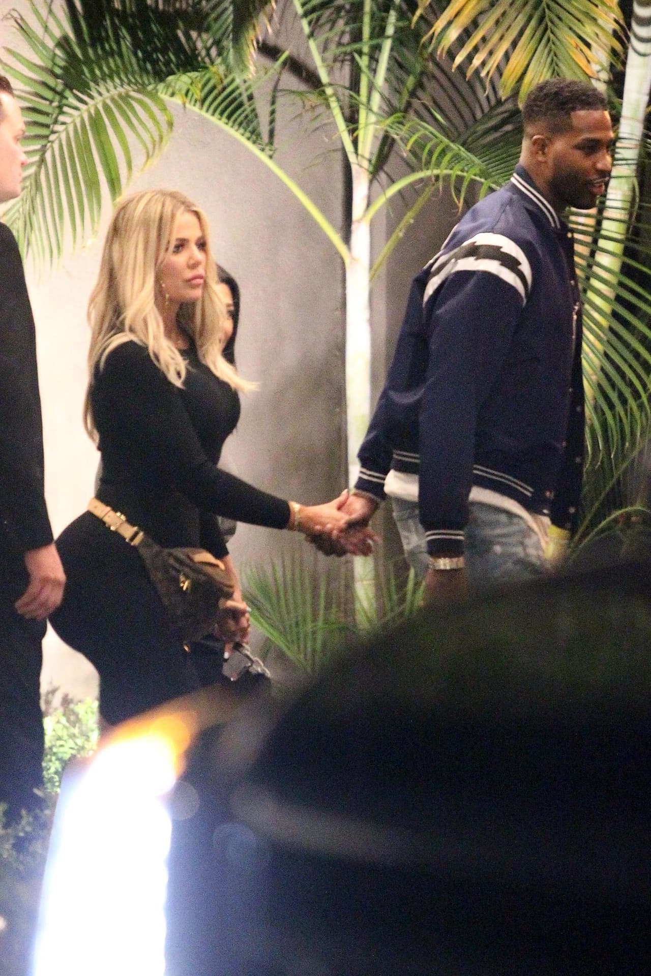 "
<b>Estoy en conflicto</b> acerca de si debo quedármelo o no. Solo quiero asegurarme de que no haya expectativas […] Es el gesto más dulce y amable, pero no significa que un collar lo arregle todo", dijo Kardashian durante el show.
<br>