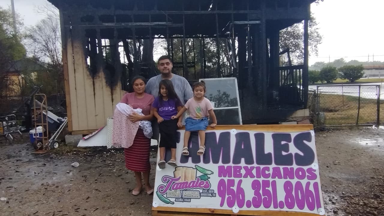 "
<b><a href="https://www.univision.com/local/houston-kxln/trevino-incendio-tamales-dona-maria-houston" target="_blank">Tamales Doña María</a></b>" , negocio propiedad de la familia Treviño fue consumido por un incendio a principios del mes de agosto. Después de perderlo todo, Dulce y David, junto con sus tres hijas, se preparan para empezar de nuevo.