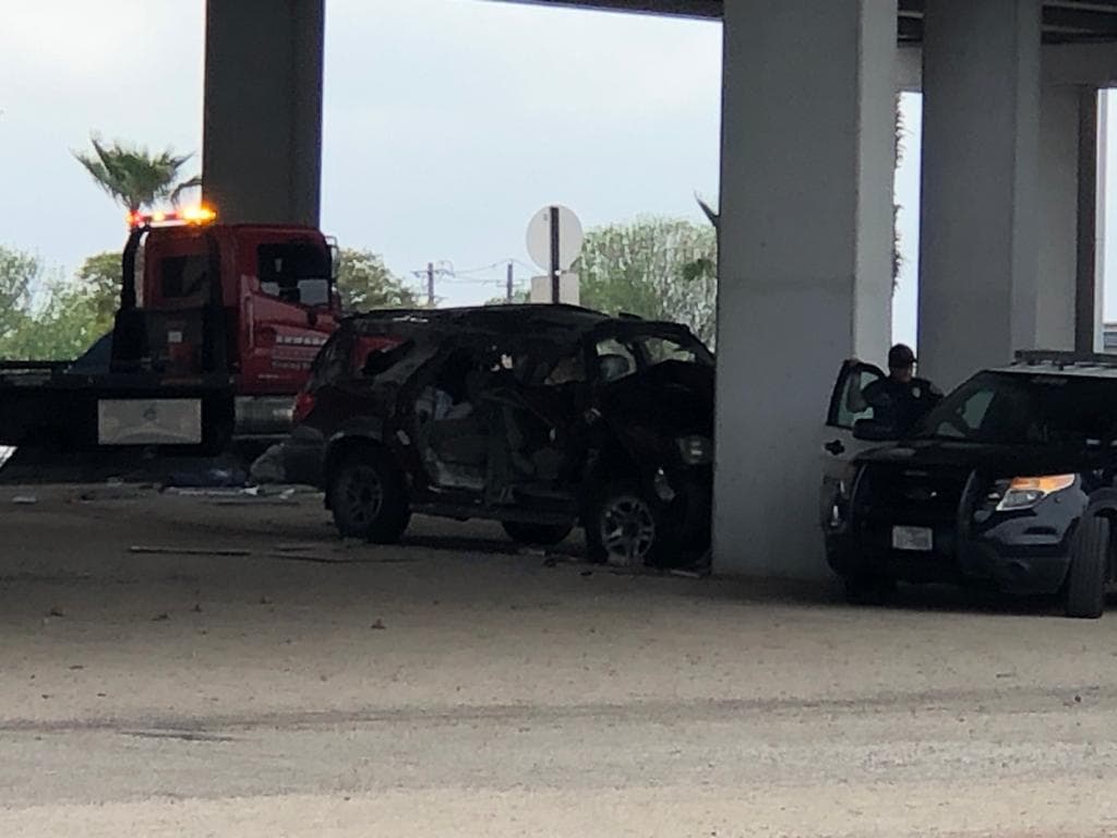 Auto cae de puente de 30 pies de altura al norte de Austin