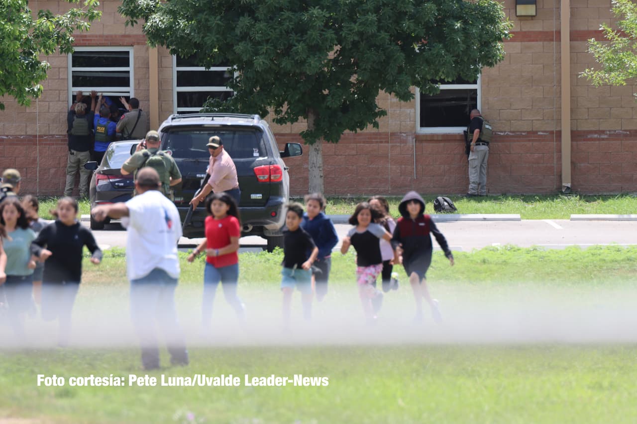 Con sus caras llenas de angustia y desesperación, varios niños pudieron escapar por ventanas con ayuda de oficiales que acudieron a la Escuela Primaria Robb en Uvalde, Texas, sitio donde un joven mató a balazos a 21 personas –19 niños y dos profesoras–. 
<br>
