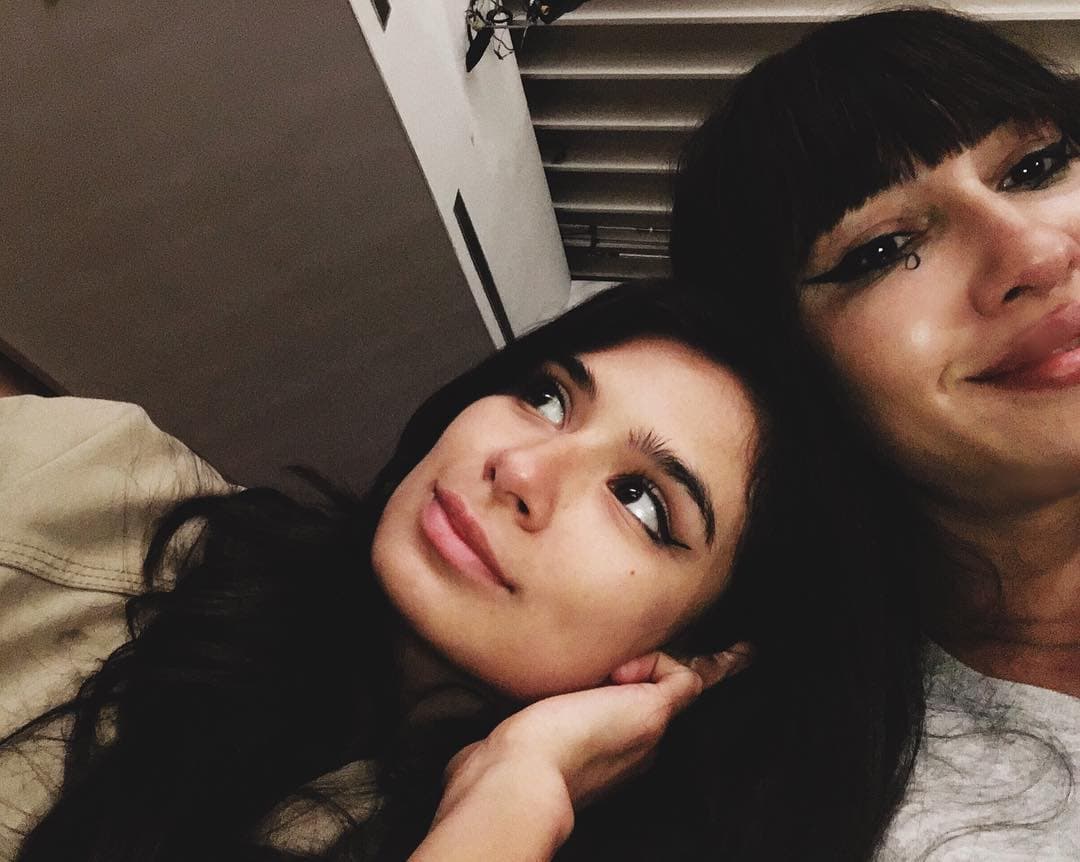 Por su parte, Jackie Cruz es de ascendencia dominicana y una de las artistas que más la ha inspirado es Selena.