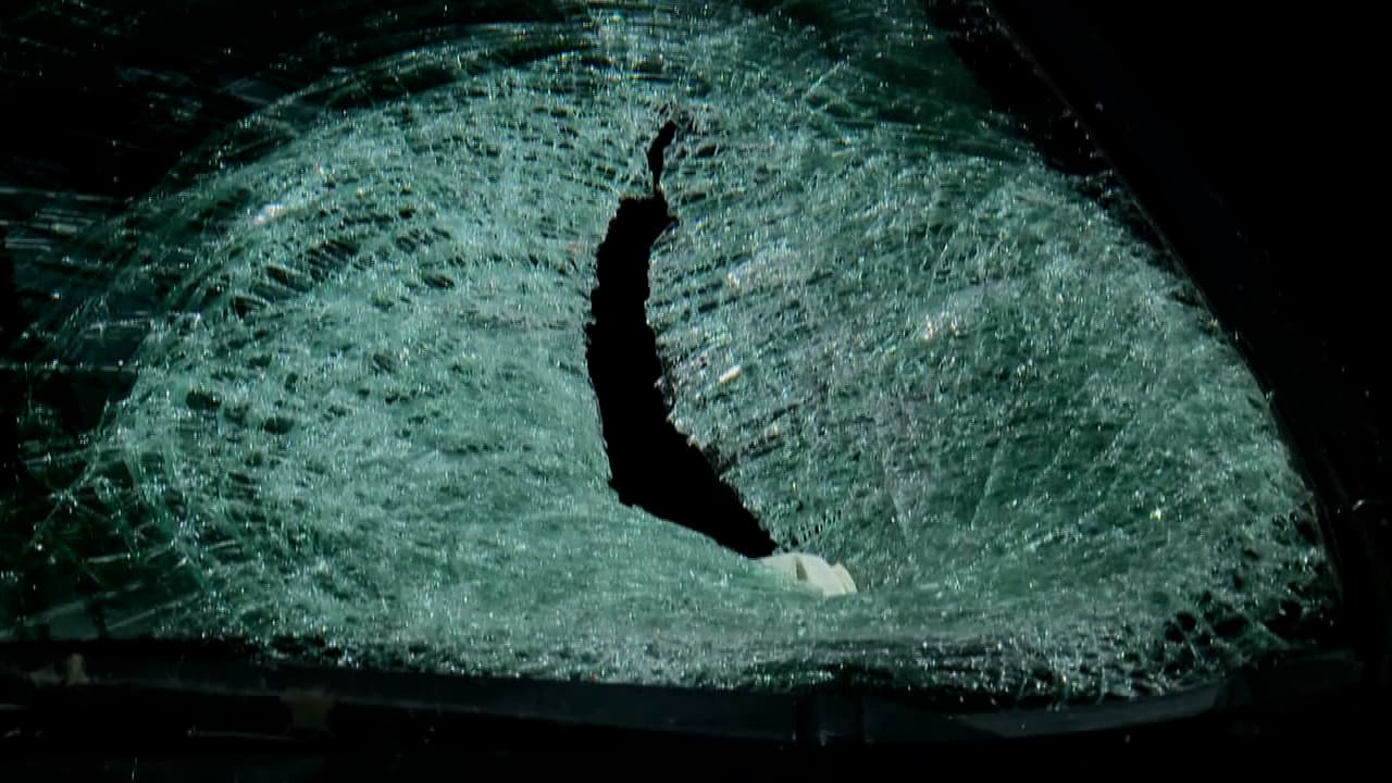 Le lanzan un globo con agua congelada a su parabrisas: se le incrustaron vidrios en el rostro y ojos