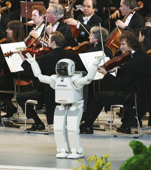Además de meter goles, ASIMO puede dirigir una orquesta sinfónica.