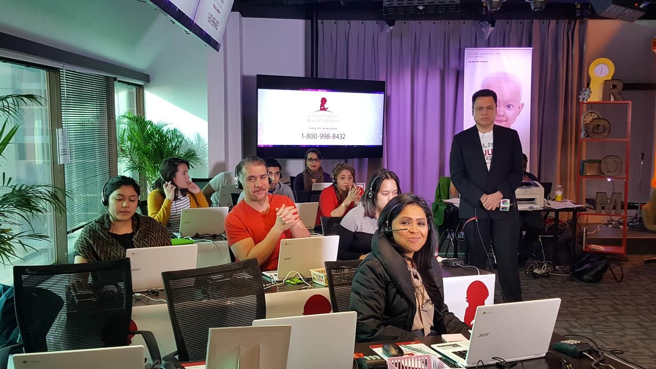 Así lo hizo también Chicago, aquí una foto desde el centro de llamadas.
<br>
<br>
<b>Aún puedes ayudar, <a href="www.stjude.org/radio/UVN">DONA AQUÍ</a></b>