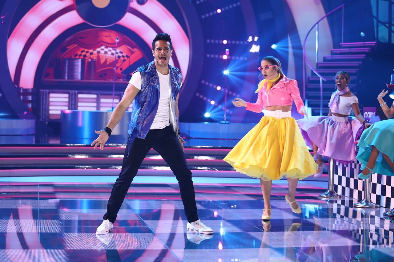 Ektor Rivera fue el primer participante en llegar a la pista de baile para llenar el lugar con su energía.