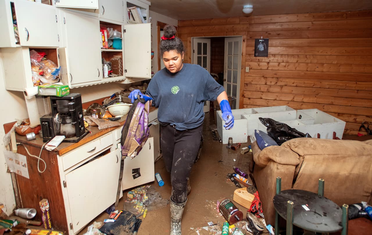 La peor parte del río atmosférico que azotó el norte de California terminó, pero ciudades como Guerneville ahora sufren los daños que han dejado las inundaciones.
<br>