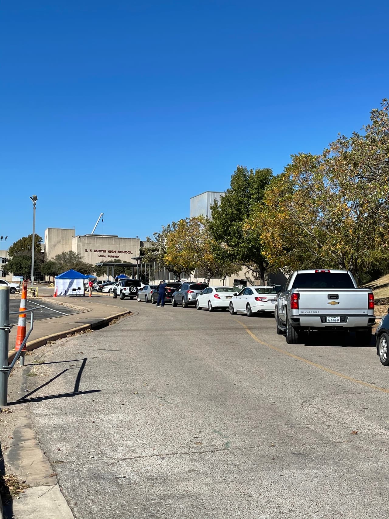 La superintendente del distrito esta considerando reabrir la escuela Austin High School este jueves después del cierre debido al aumento en casos de coronavirus. 
<br>
