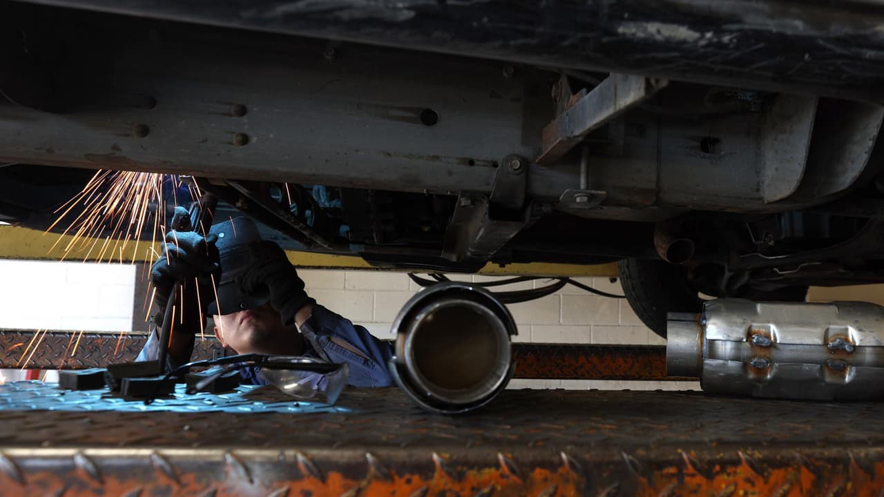 BPD arresta a sospechoso de robo de convertidor catalítico y busca a conductor involucrado