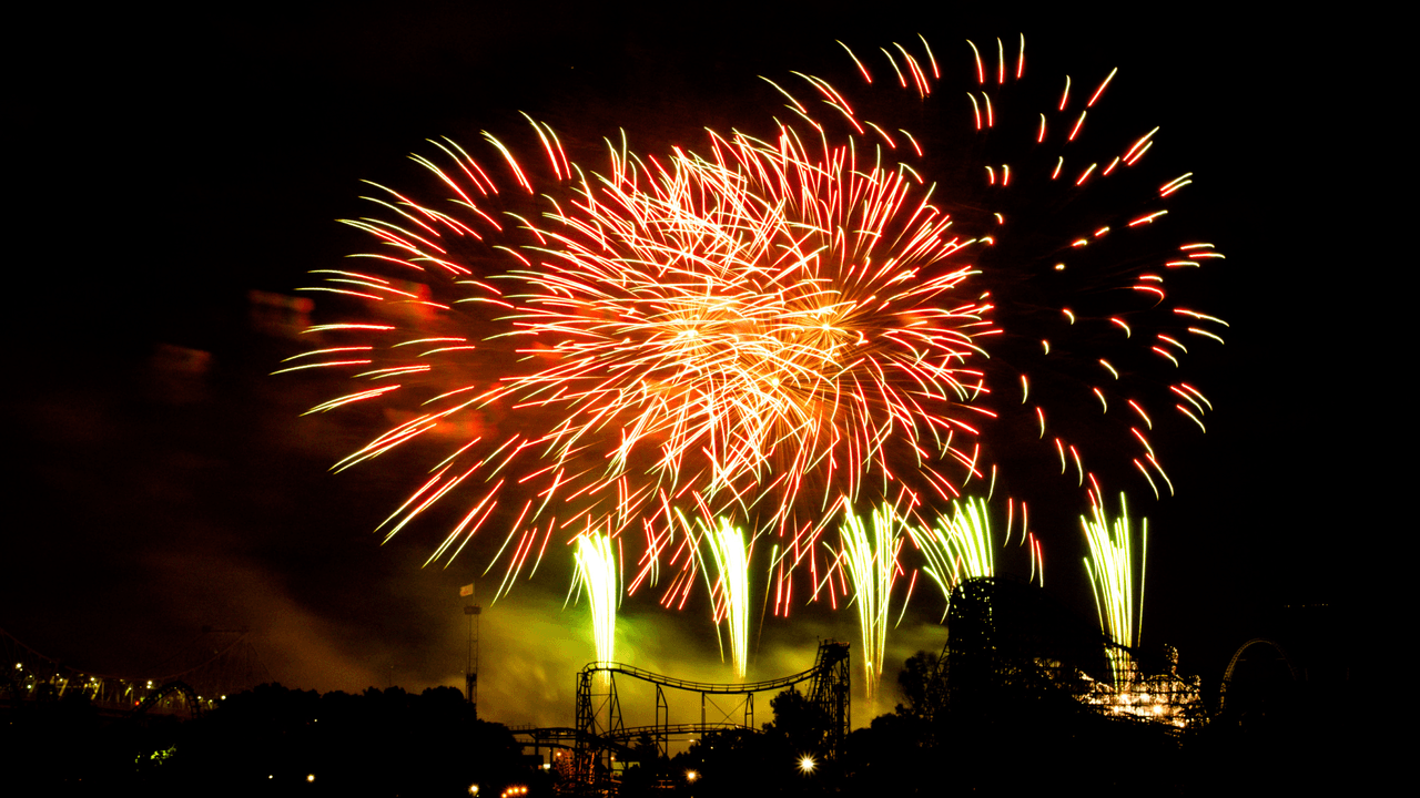 <h2 class="cms-H2-H2"><b>Six Flags Fiesta Texas</b></h2>
<br>Si quieres disfrutar de fuegos artificiales a un bajo costo, este evento es para ti. Desde $9.99 más el costo del boleto de entrada, tienes acceso al anfiteatro para ver la pirotecnia. Hay otros boletos también que incluyen comidas y accesos VIP.