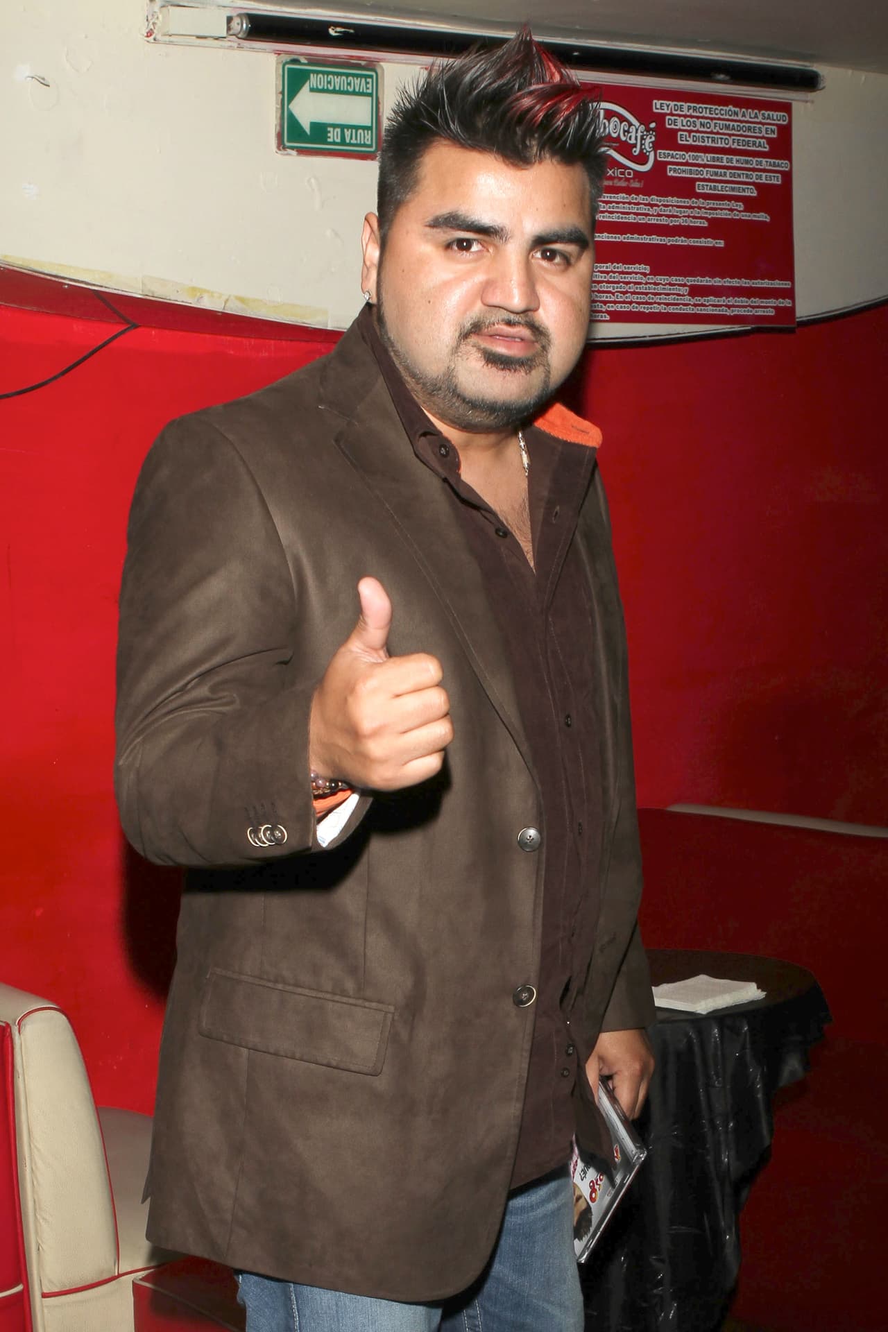 "Cuando me salí de El Recodo yo tenía 100 por ciento bien claro lo que iba a hacer, yo me armé de valor y dije 'me voy a salir'. Yo no lo hice con la intención de perjudicar a nadie, ni nada, yo lo hice porque forjé un sueño más, hay personas que no se atreven a salir de su zona de confort, pasó por mi mente salirme y
<b> <a href="https://www.univision.com/shows/primer-impacto/banda-el-recodo-habla-de-los-triunfos-escandalos-demandas-y-despedidas-durante-los-80-anos-de-la-agrupacion-video" target="_blank">no me arrepiento</a></b>", concluyó.