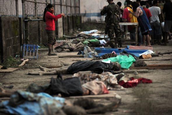 El tifón, con vientos de 175 kilómetros por hora y ráfagas de hasta 195 kilómetros por hora, tocó tierra el martes en la costa este de la isla de Mindanao, derribando árboles y postes de electricidad, además causando severas inundaciones y deslizamientos de tierras.