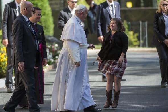 Esta chica esperaba al pontífice a las afueras de la Nunciatura Apostólica en Washington.