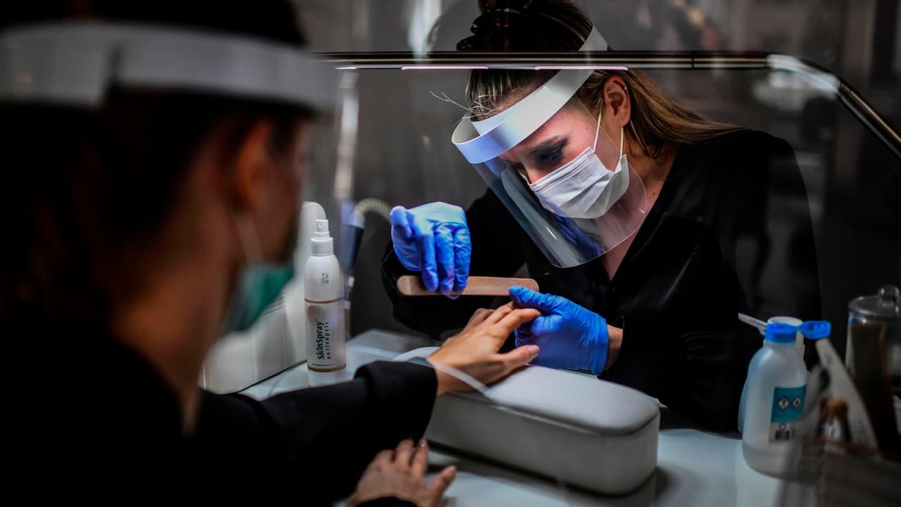 Dan a conocer las fechas para la reapertura de salones de uñas, centros comerciales y otros negocios en Los Ángeles