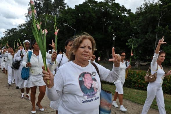 Única mujer del grupo y excarcelada también ese año por igual razón, Martha Beatriz Roque opinó que el Gobierno es "muy tozudo" y no acepta presiones. "La presión es interna y externa, no hay duda de que van a ser liberados. ¿Cuándo? No sé. Si no los liberan rápido va a haber problemas, varias personas van a entrar en huelga de hambre, incluso los presos", advirtió.