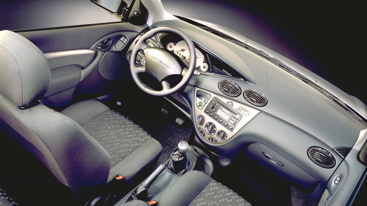 Las inusuales líneas del Ford Focus fueron bien recibidas, gracias en no poca medida al manejo excepcional que proveía aún en sus versiones más modestas.