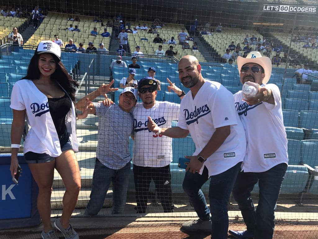 Algunos fanáticos de los
<b>'Dodgers'</b> también se acercaron al campo para tomarse una foto con el trío.