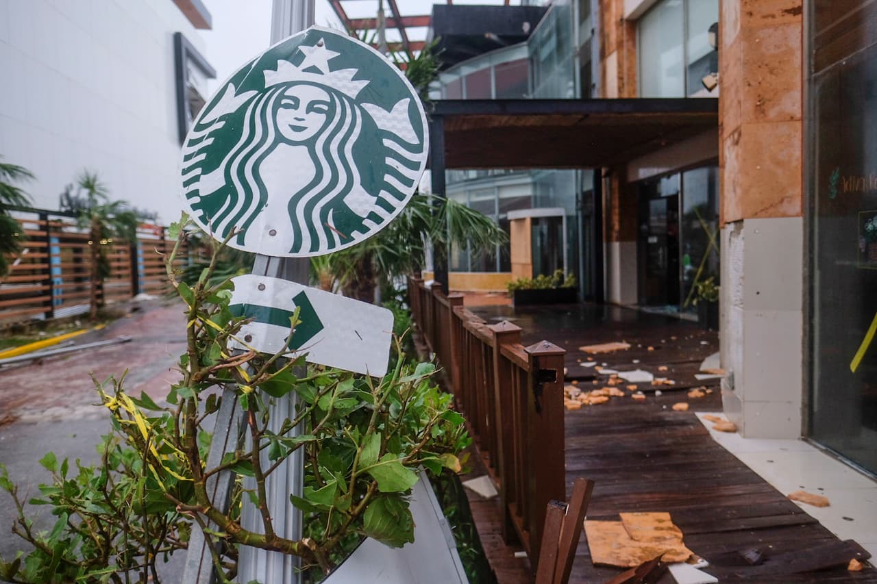 Las fachadas de algunos negocios resultaron destruidas por la fuerza de los vientos.