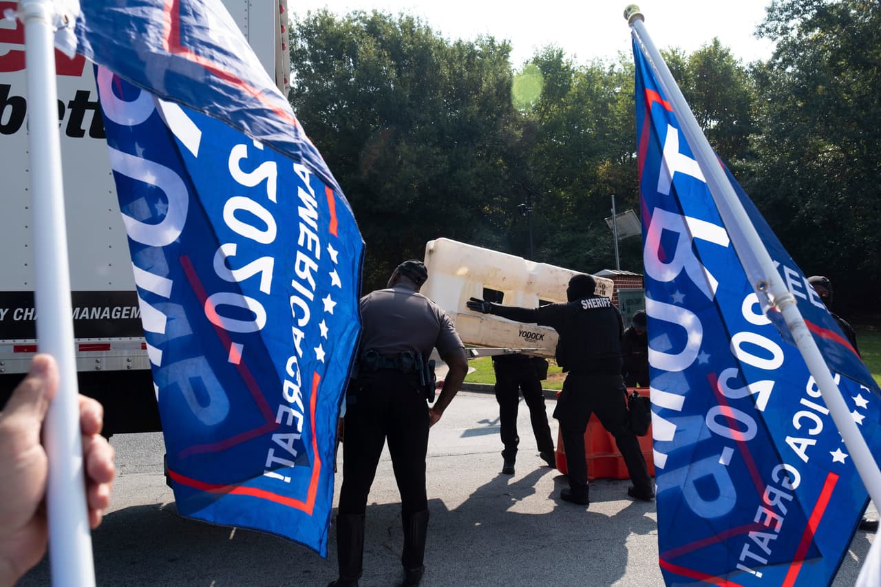 El expresidente de Estados Unidos Donald Trump llegará a la cárcel del condado de Fulton en Atlanta, donde está previsto se entregue a las autoridades en relación a los cargos que enfrenta por el supuesto intento de revertir las elecciones de 2020 en el estado de Georgia.