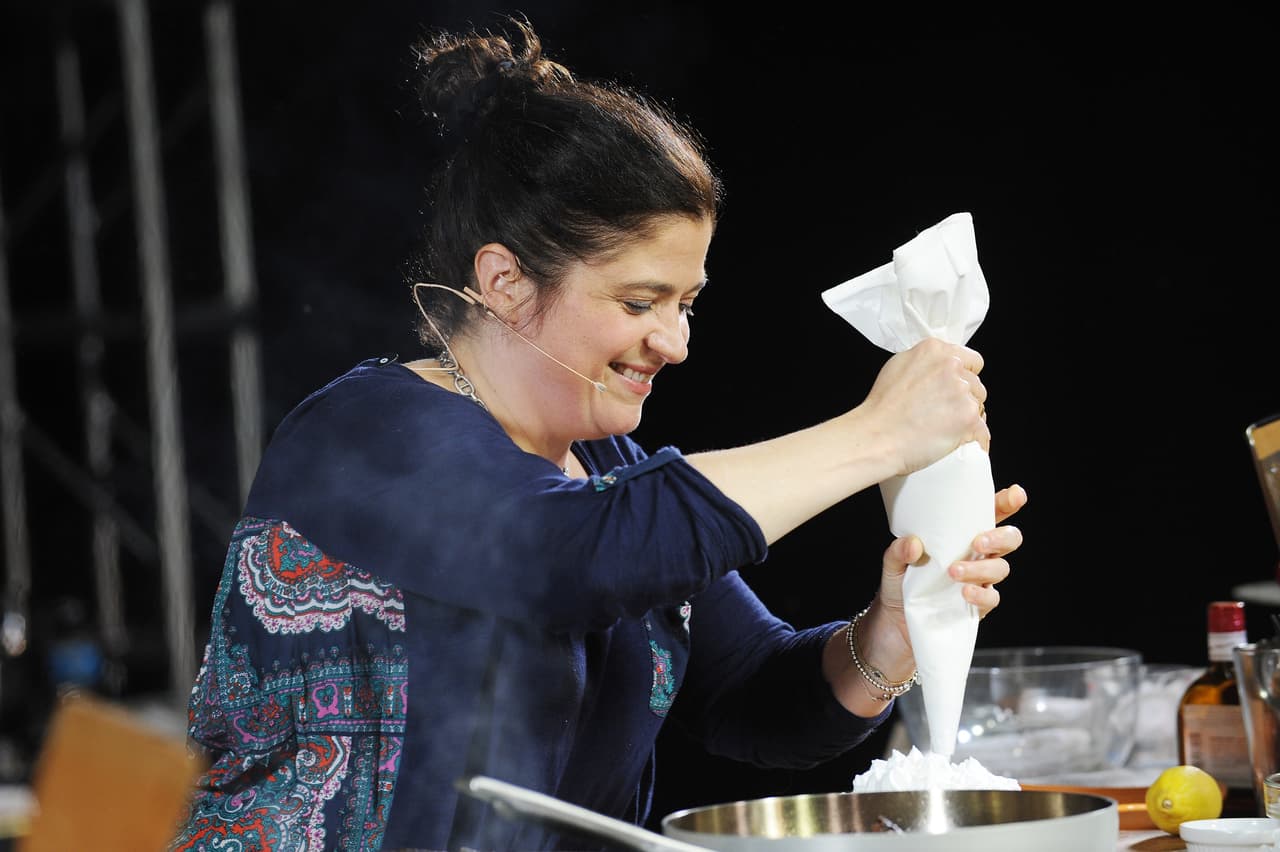 'Celebrity chef', esa es la profesión de Alex Guarnaschelli. La experta en gastronomía ha conquistado la televisión y el paladar de miles de 'foodies' con su restaurante Butter en Nueva York. | Imagen: GettyImages