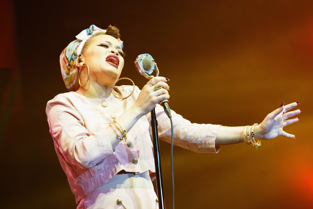 Andra Day ha sido nombrada como la voz del 'retro-soul' de 2016. Su música ha aparecido en bandas sonoras de cine y sobre el escenario es capaz de dejar al público sin palabras. | Imagen: Getty Images