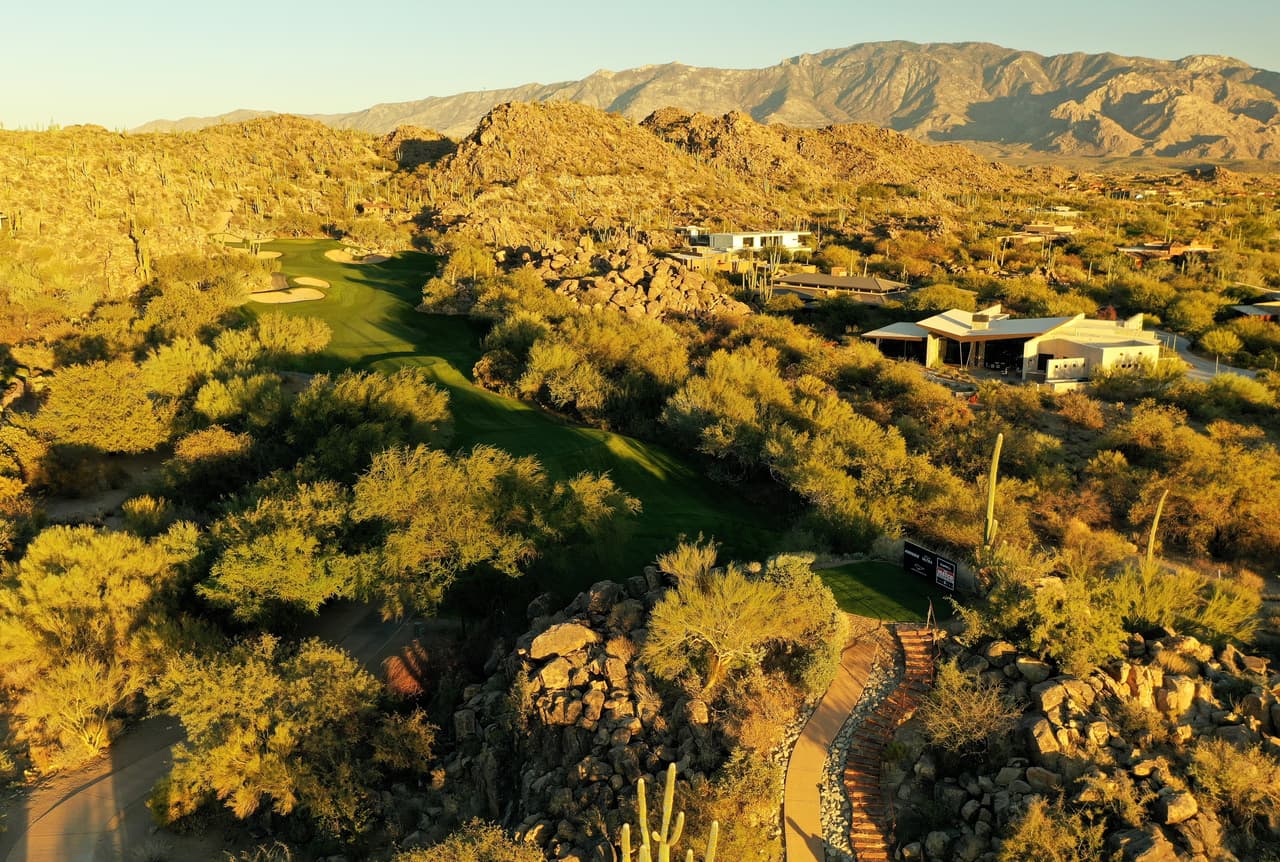 Una imagen aérea de un campo de golf en Tucson, uno de los atractivos de esta ciudad que se convierte en destino turístico de los amantes de este deporte.