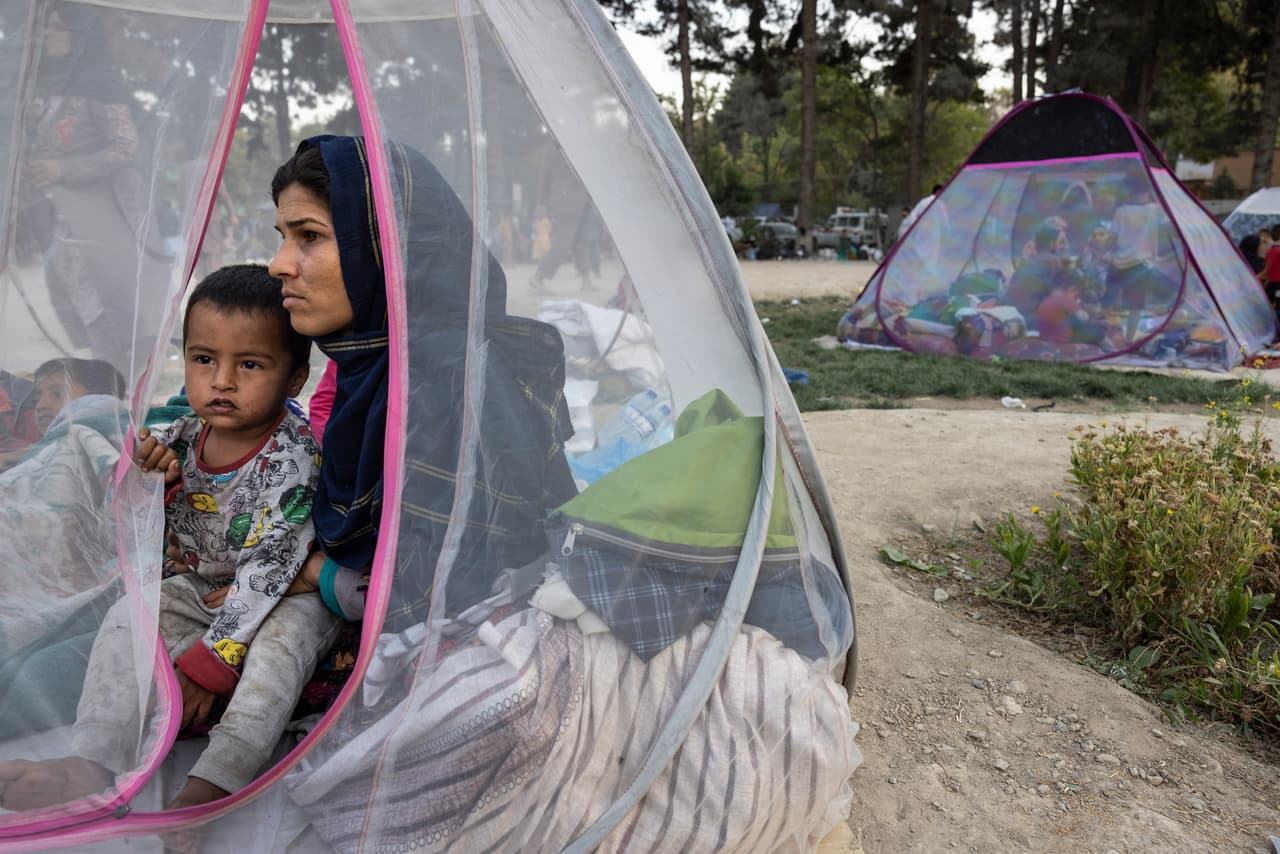 Una mujer y un niño en un campamento improvisado para desplazados en Kabul. El éxodo de las últimas semanas se suma a los 150,000 que tuvieron que dejar sus hogares entre enero y mayo. El total de desplazados internos en Afganistán es de 3.3 millones.