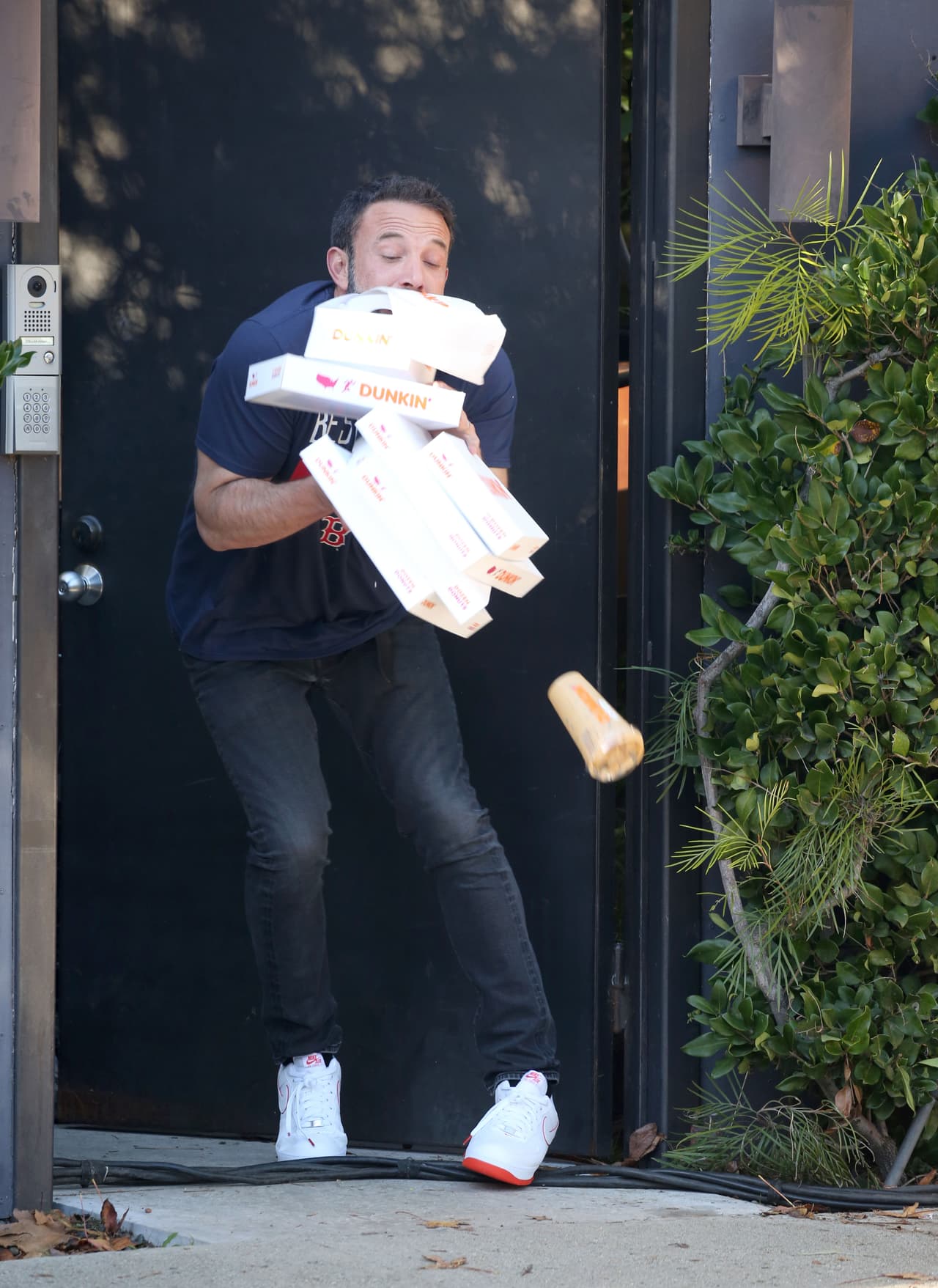 Ben Affleck no logró mantener las cajas de donas y su vaso de café sobre sus manos.