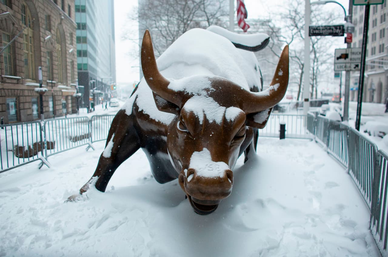 La Estatua del Toro cubierta por la nieve en el Bajo Manhattan.