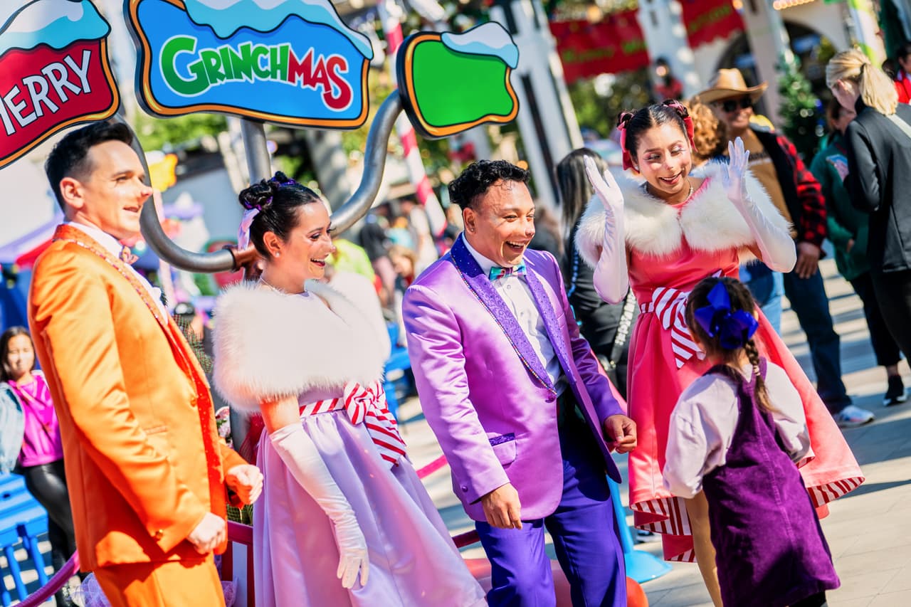 <b>Actividades interactivas</b>: Los niños y familias pueden participar en actividades interactivas, disfrutando de un ambiente lúdico y lleno de sorpresas que complementan la experiencia navideña en Seuss Landing.