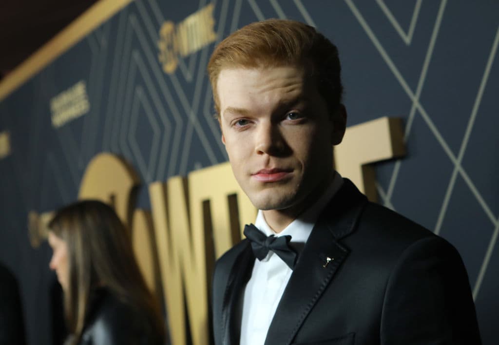 <b>Cameron Monaghan</b>
<br>Conocido por sus roles en la serie ‘Gotham’ como los gemelos Jerome y Jeremiah Valeska, que se convierten en la versión del Joker en el programa, así como por ser Cal Kestis, el personaje principal del videojuego ‘Star Wars Jedi: Fallen Order’.