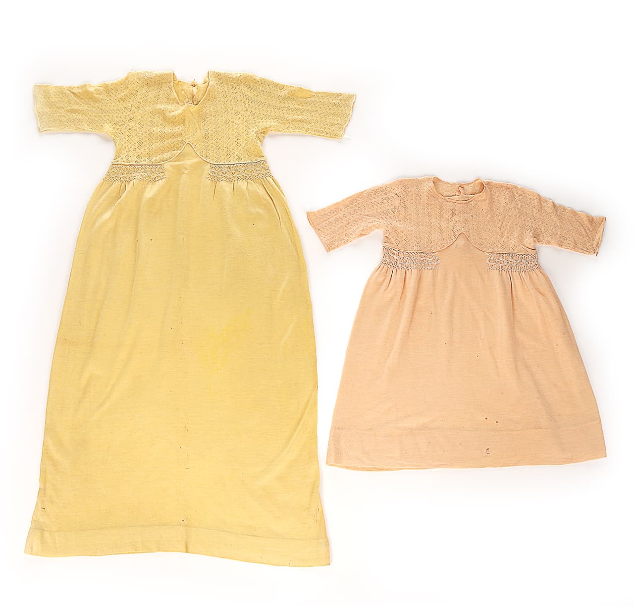 En el 1935, las hermanas usaron estos sencillos, pero curiosos camisones de dormir confeccionados en lana suave. Amarillo para Isabel y rosado para su hermana menor.