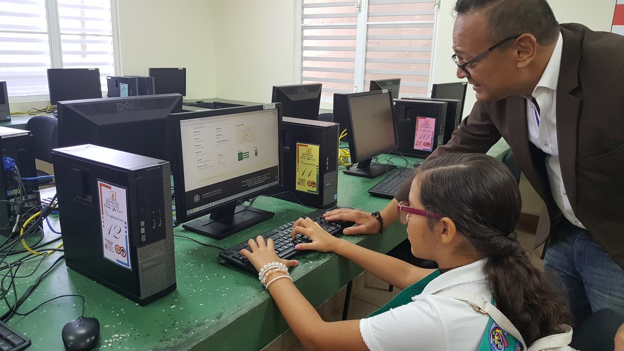 La biblioteca está ubicada en la calle San Antonio al lado de la plaza pública.