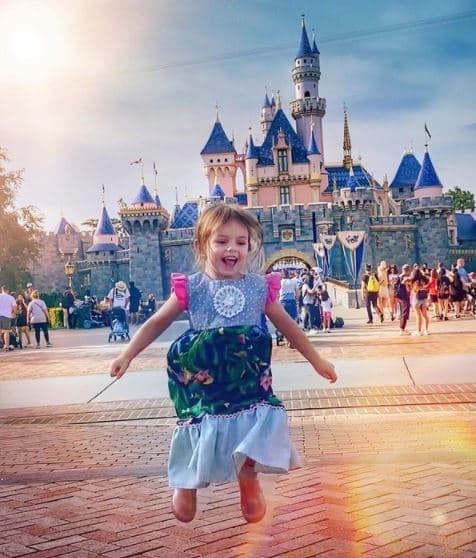 En su casa no solo abundan los juguetes, también los disfraces de sus personajes animados favoritos.