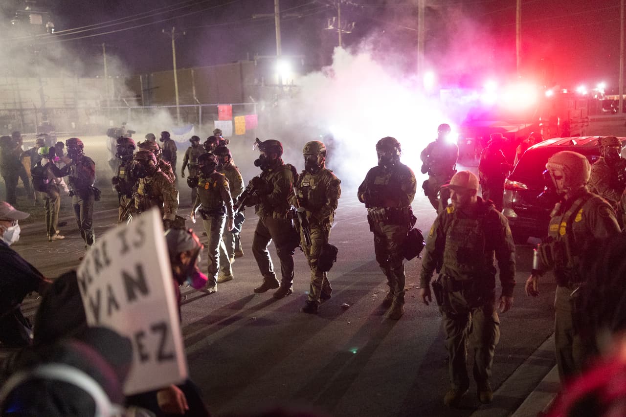 Las protestas han aumentado desde el despliegue de agentes federales en septiembre, como parte de la operación 
<b><a href="https://www.univision.com/local/chicago-wgbo/audiencia-clave-sobre-los-operativos-migratorios-de-operacion-midway-blitz-en-chicago" target="_blank">“Midway Blitz</a>” </b>, enfocada en combatir la inmigración ilegal y que ha generado más de 
<b>1,000 arrestos</b>.
<br>
<br>La respuesta ha provocado indignación, especialmente tras la difusión de video donde un pastor recibió impactos de 
<b>bolas de pimienta</b> en la cabeza desde la azotea de la instalación de ICE en Broadview.