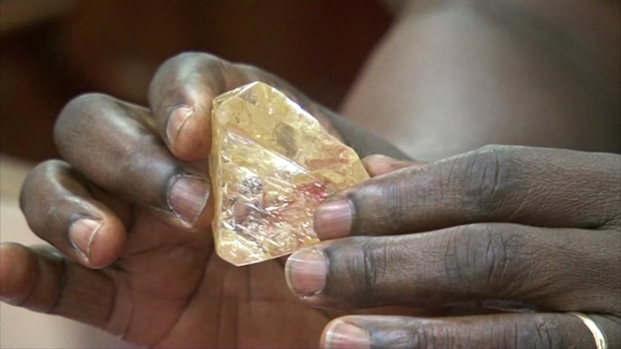 Un pastor descubre un gigantesco diamante en Sierra Leona y decide entregarlo al gobierno