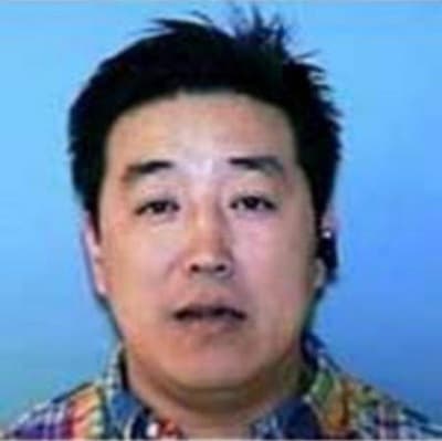 <h3 class="cms-H3-H3">Shu Gang Li</h3>
<br>
<br>Nacido en China hace 51 años, la agencia acusa a este propietario de salones de masajes de
<b>transportar personas entre estados para involucrarlas en actividades sexuales ilegales. </b>
<br>
<br>Li tenía el estatus de extranjero residente permanente y residió en Overland Park, Kansas City, Missouri, en 2006 y 2007.
<br>
<br>Además, Li fue acusado de cuatro cargos por un gran jurado federal en el Distrito Oeste de Missouri, debido al transporte de mujeres
<b><a href="https://www.fbi.gov/wanted/human-trafficking/shugang-li" target="_blank">para involucrarlas en la prostitución dentro de sus comercios y en otros lugares. </a></b>
<br>
<br>Li y sus socios transportaron al menos a cinco mujeres entre 2006 y 2007. El 11 de marzo de 2008 se emitió una orden de arresto federal contra él.
<br>