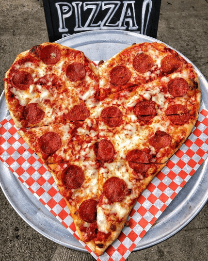Si lo tuyo no son los postres, D’ Amore’s Famous Pizza es para ti. Esta pizzería distribuye pizzas en forma de corazón a lo largo de Los Ángeles. Así que este San Valentín puedes eviar una de sus pizzas a tu enamorada o enamorado. ¿Hay algo mejor?
<br>