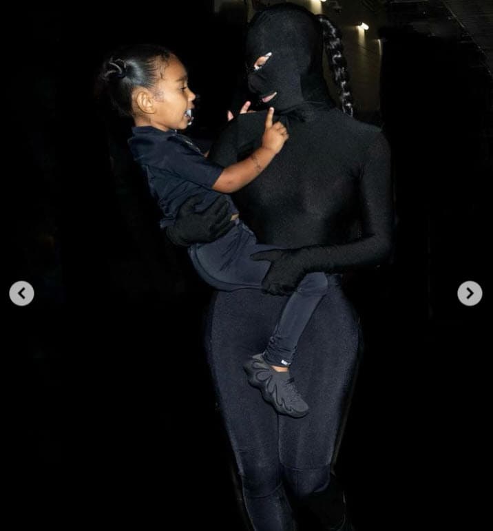 Para algunos medios y expertos en moda, el atuendo recordó el estilo 'bondage', una práctica erótica en la que las personas suelen estar encapuchadas y con algunos aditamentos de piel. 
<br>